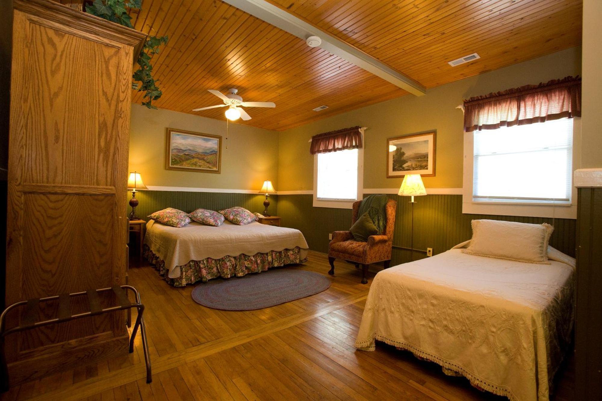 Highland Lake Inn & Resort - Flat Rock Luaran gambar